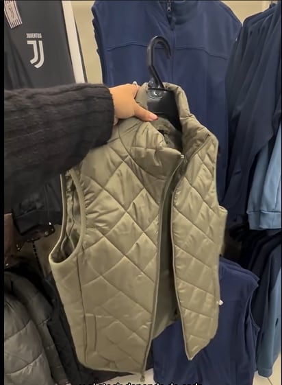 Descuentos en abrigos para el invierno 2025 en un supermercado reconocido