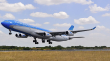 Imagen de Vuelos más baratos y rutas más amplias: Aerolíneas Argentinas lanza una campaña para conquistar viajeros