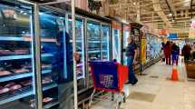 Imagen de Carrefour le dice adiós a Argentina: ¿Cuánto cobra un cajero de la cadena de supermercados?